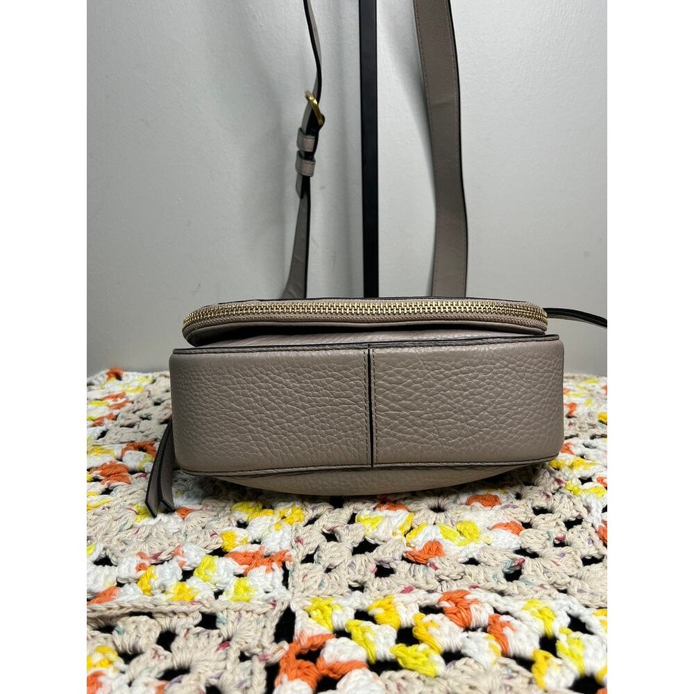 Marc Jacobs Recruit Nomad Pebbled Leather Saddle Crossbody Bag Taupe Gray - Picture 4 of 14